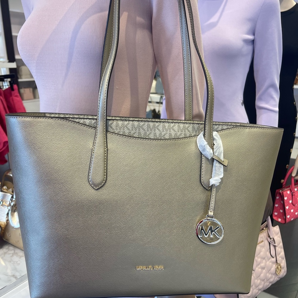 MICHAEL KORS Arden Large Metallic Top-Zip Shoulder Tote Bag
Pale Gold
NWT - Picture 7 of 16
